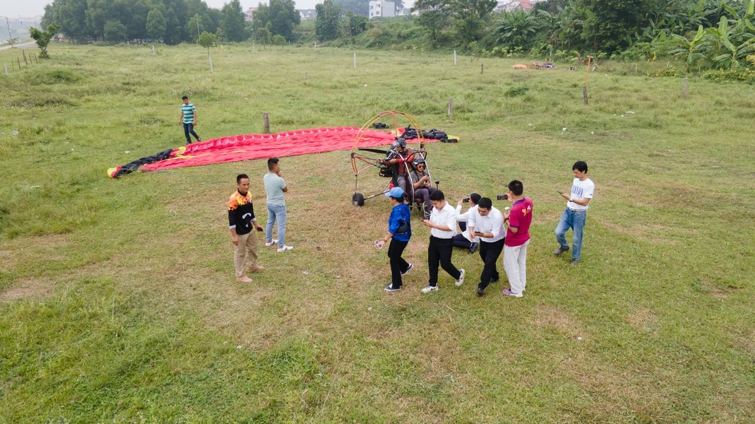 passengers enjoy debut of spectacular paragliding service over hanoi picture 7