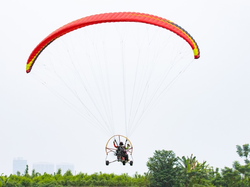 passengers enjoy debut of spectacular paragliding service over hanoi picture 9