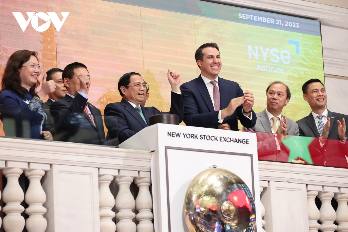 pm pham minh chinh opens nyse trading session picture 1