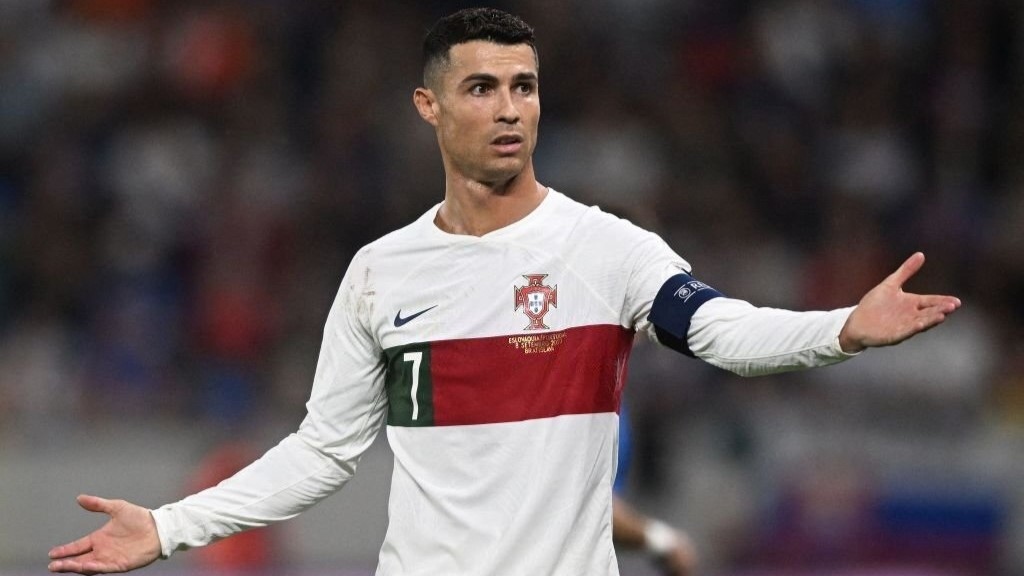 ronaldo bi treo gio tai vong loai euro 2024 hinh anh 2