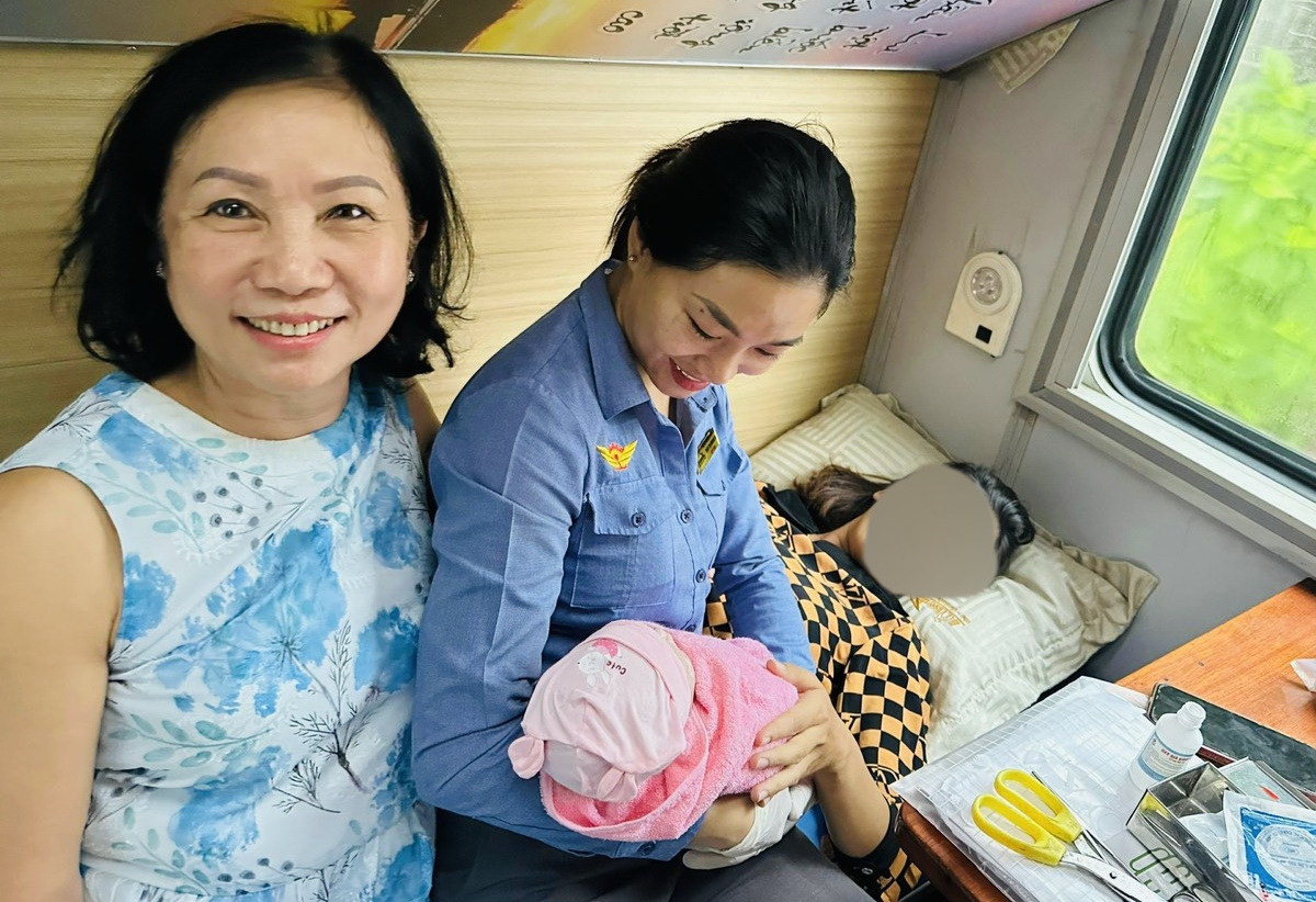 nhan vien tau lua ho tro 1 phu nu sinh con an toan ngay tren tau hinh anh 1