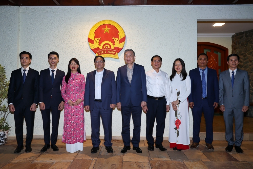 pm receives brazilian party leader, visits friendship association, and vietnamese embassy picture 3
