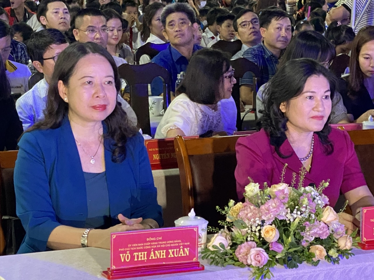 Phó Chủ tịch nước tặng quà trung thu và trao học bổng ở Đắk Lắk