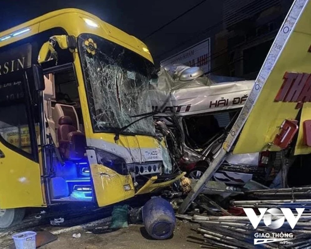 four killed and five injured in head-on bus collision overnight in dong nai picture 1