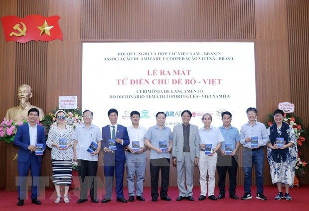portuguese - vietnamese dictionary introduced in hanoi picture 1