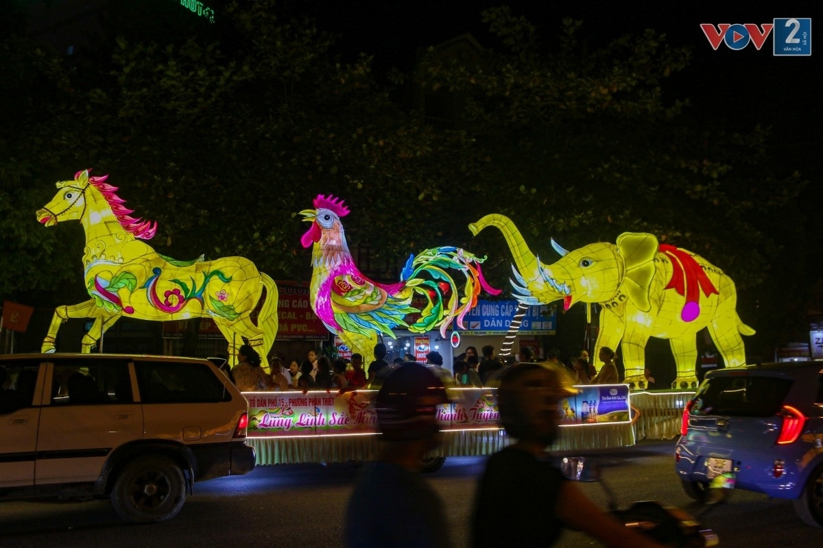 tuyen quang lit up with giant colourful lanterns ahead of mid-autumn festival picture 13
