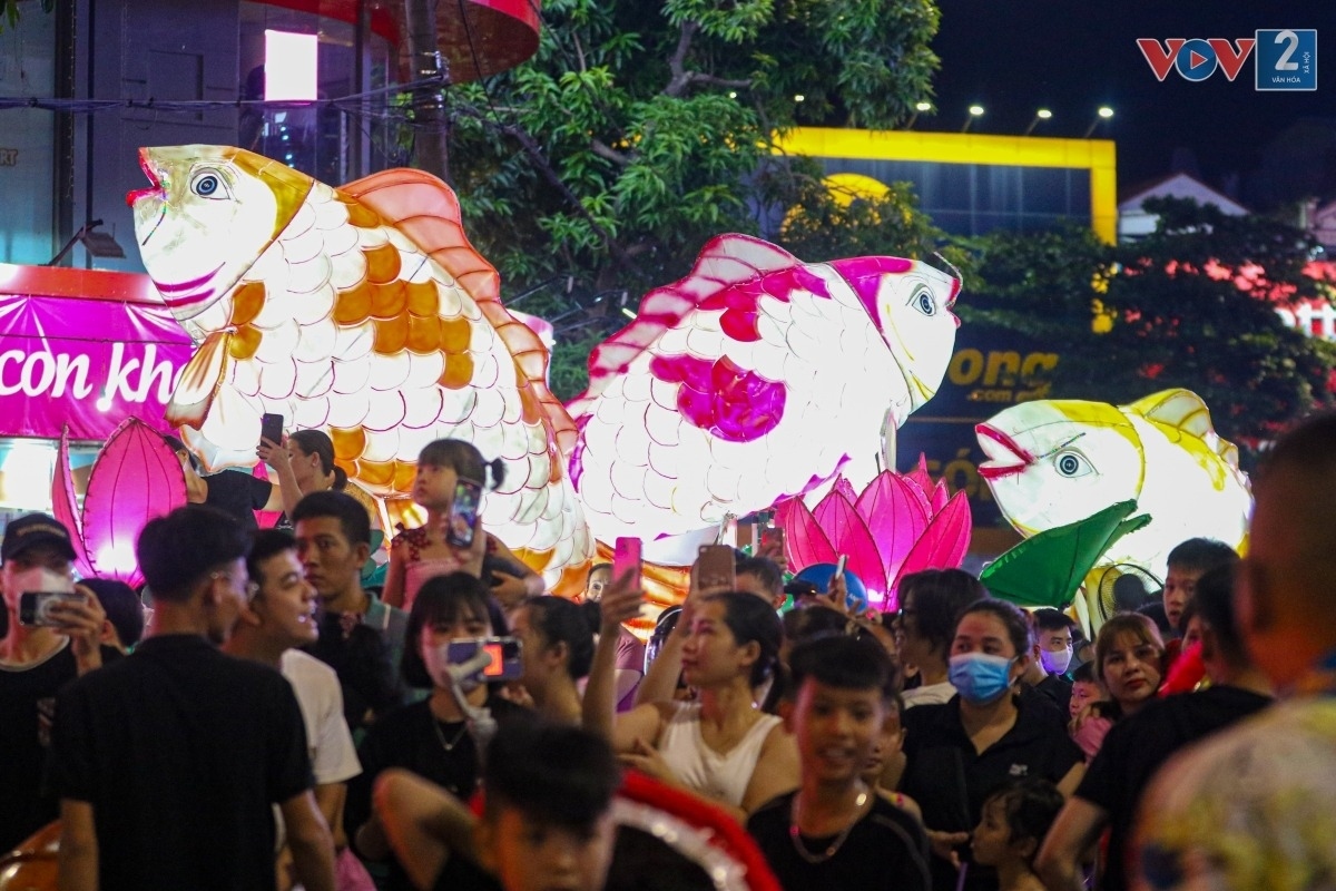 tuyen quang lit up with giant colourful lanterns ahead of mid-autumn festival picture 6