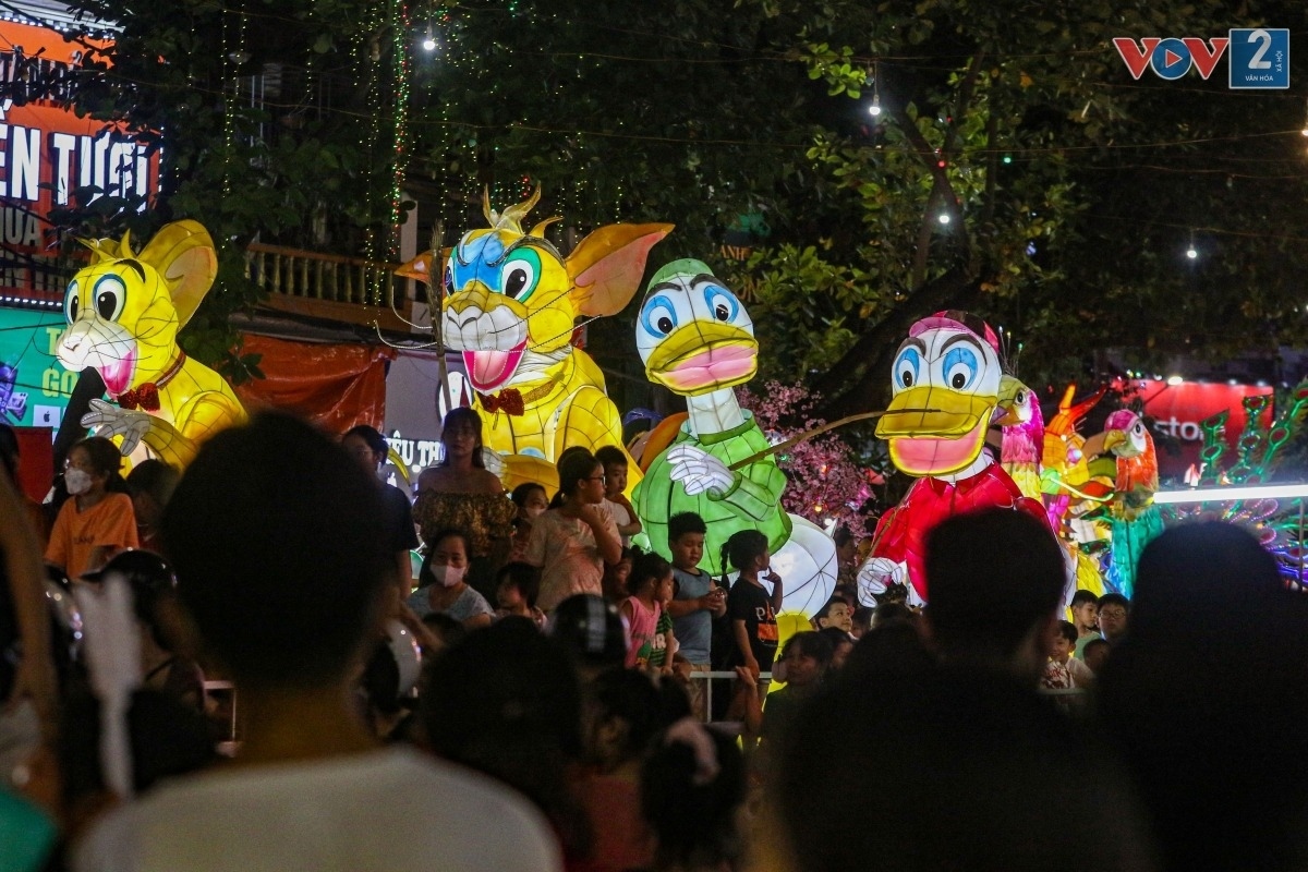 tuyen quang lit up with giant colourful lanterns ahead of mid-autumn festival picture 8