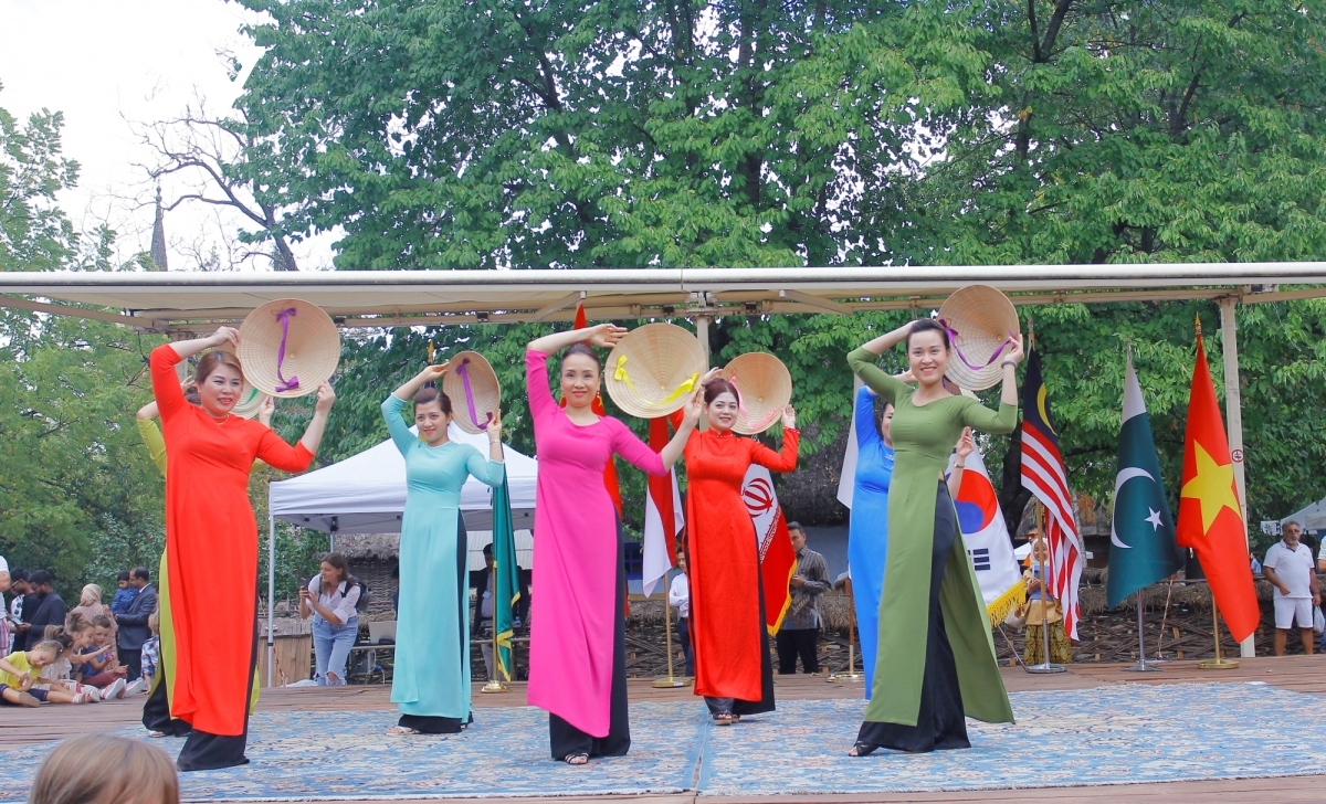 vietnam attends asian cultural festival in romania picture 1