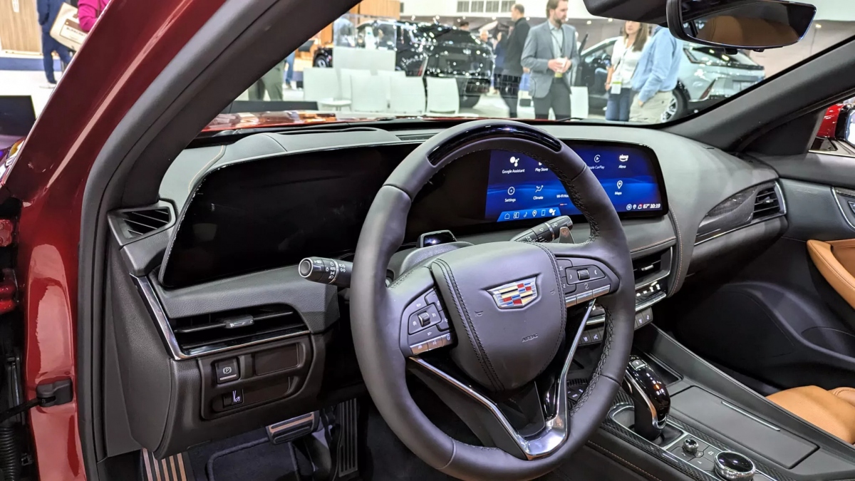 Cadillac CT5 2025 lộ diện với màn hình cong 33 inch