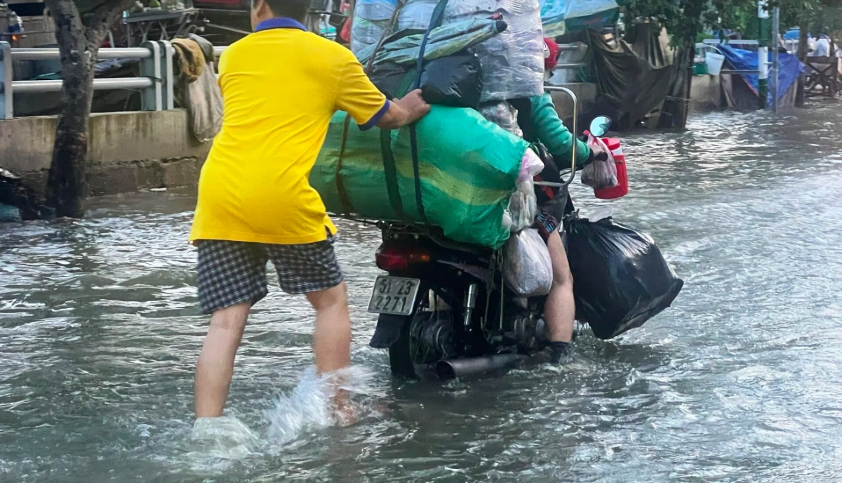 tp.hcm trieu cuong tu sang som, nguoi dan bi bom giua bien nuoc hinh anh 11