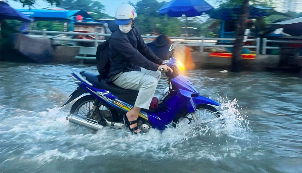 tp.hcm trieu cuong tu sang som, nguoi dan bi bom giua bien nuoc hinh anh 12