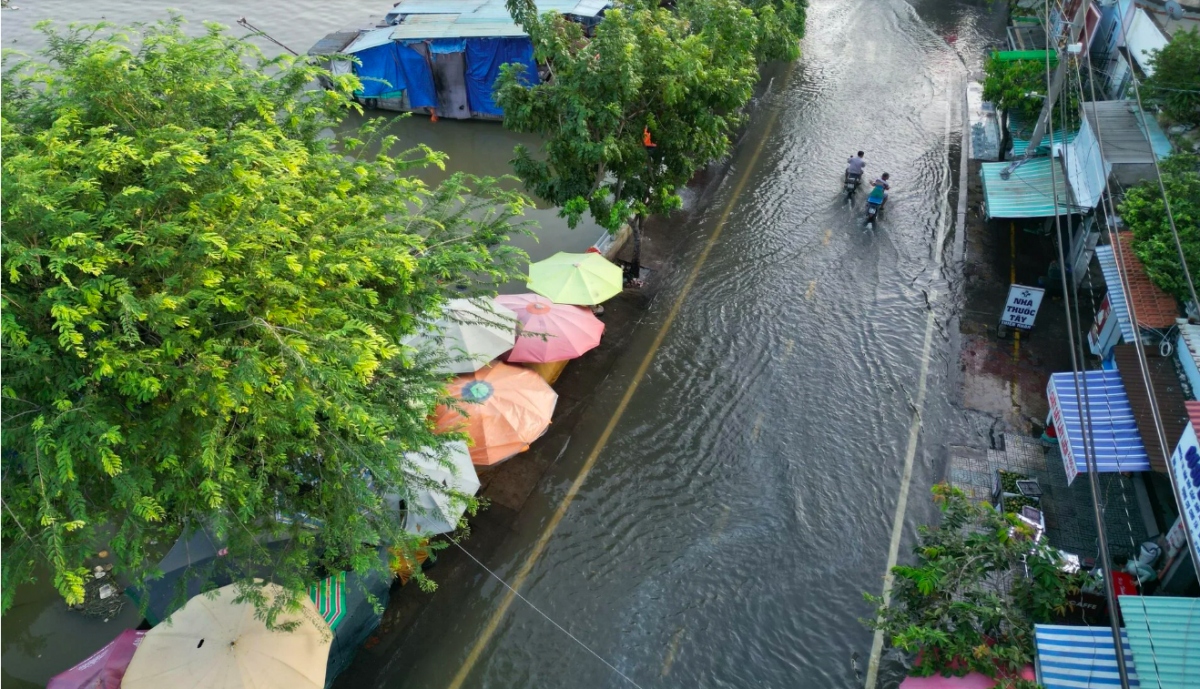 tp.hcm trieu cuong tu sang som, nguoi dan bi bom giua bien nuoc hinh anh 14