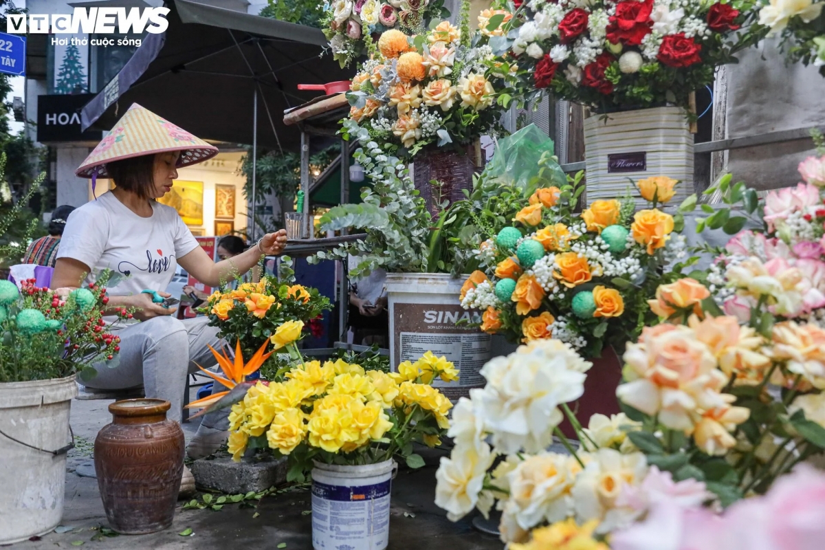 Giá hoa 20/10 giảm nhẹ, người bán không kịp ngơi tay