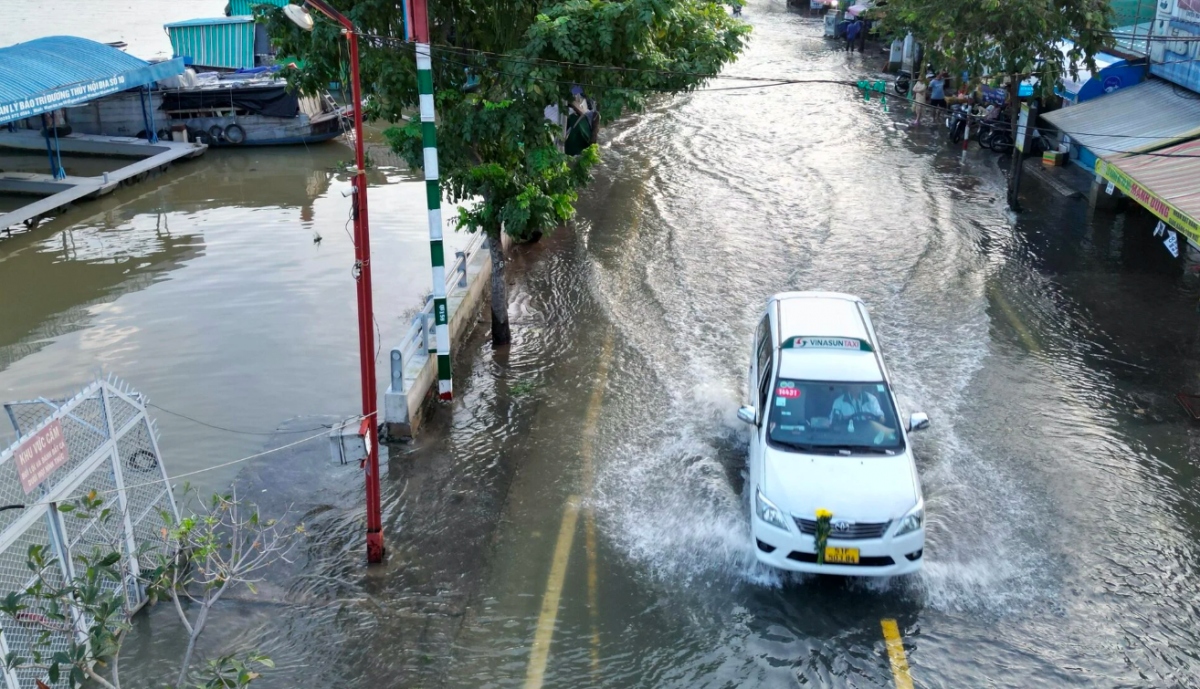 tp.hcm trieu cuong tu sang som, nguoi dan bi bom giua bien nuoc hinh anh 1