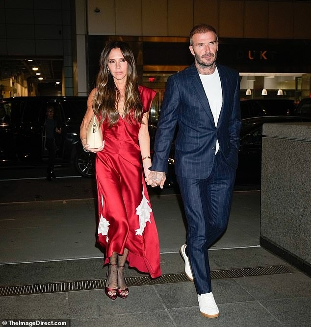 Vợ chồng David - Victoria Beckham nắm tay tình cảm xuống phố