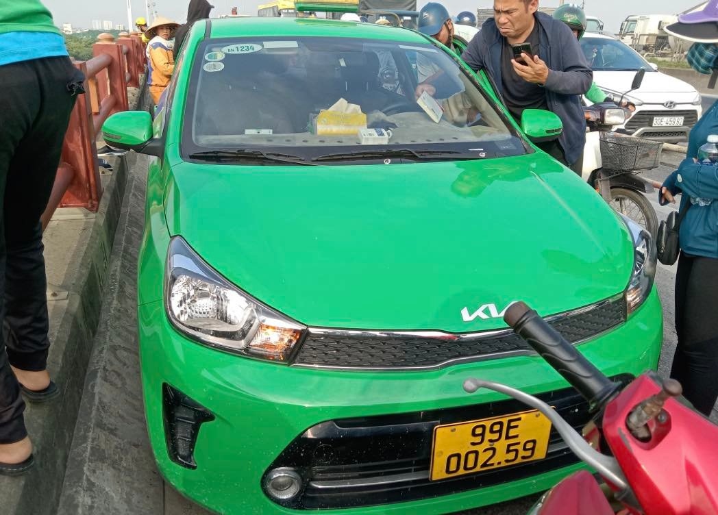 Điều tra vụ lái xe taxi nhảy cầu Thanh Trì xuống sông Hồng