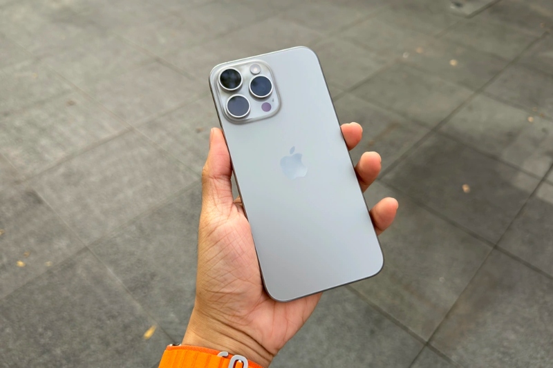 vi sao khong nen mua loai iphone 15 khoa mang gia re hinh anh 1