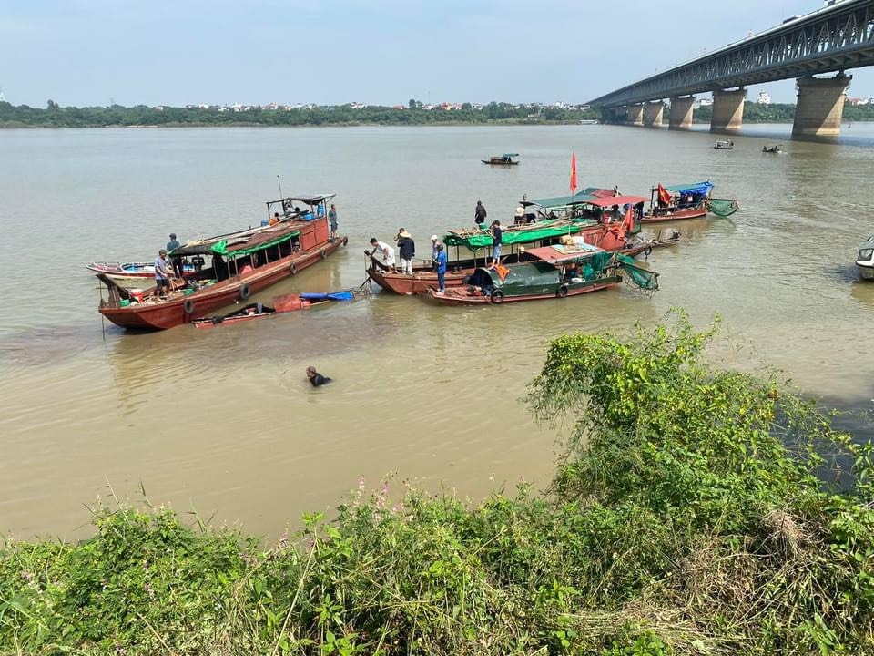 xa lan dam tau ca tren song hong, 1 nguoi tu vong hinh anh 1