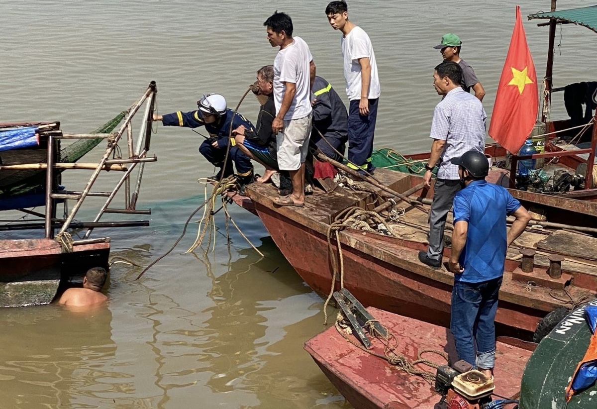 xa lan dam tau ca tren song hong, 1 nguoi tu vong hinh anh 2