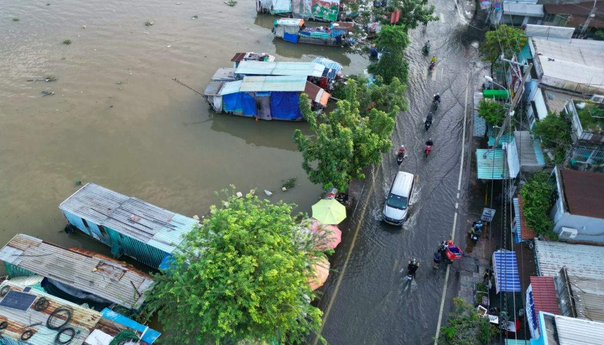 tp.hcm trieu cuong tu sang som, nguoi dan bi bom giua bien nuoc hinh anh 7