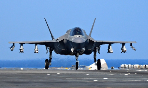 Cận cảnh tiêm kích F-35B vận hành chế độ “quái thú” trên tàu sân bay