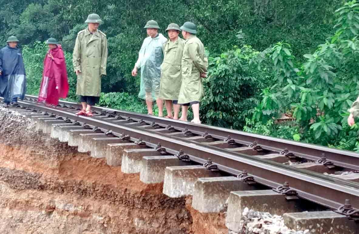 heavy downpours and landslides disrupt travel on north-south rail route picture 1
