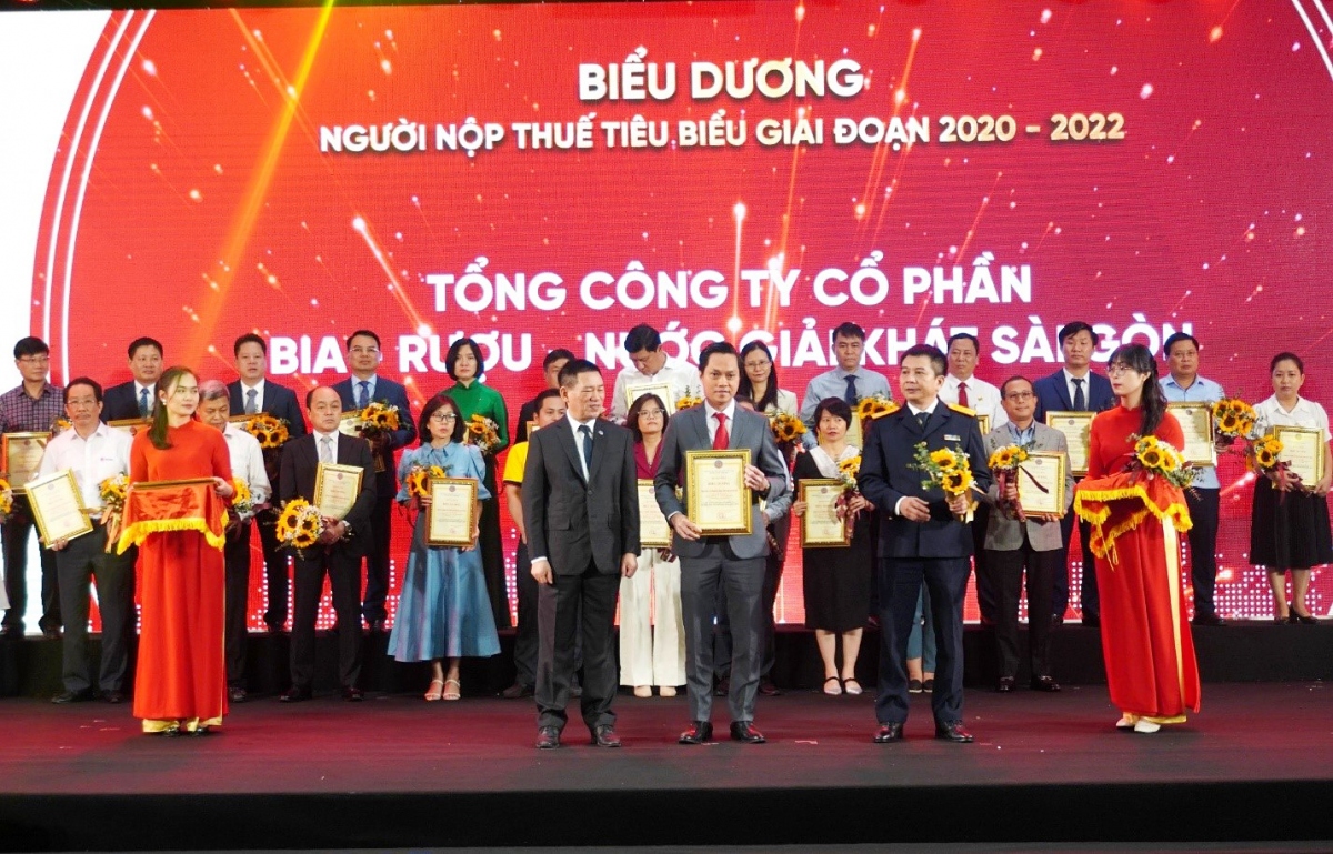 sabeco honoured as outstanding taxpayer in vietnam for 2020-2022 picture 1