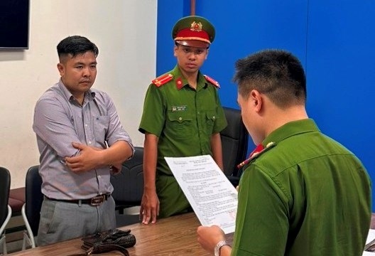 Khởi tố đối tượng không chấp hành thổi nồng độ cồn, lăng mạ CSGT