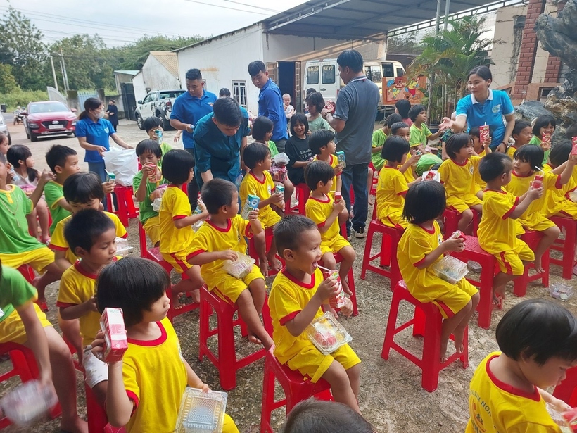 sua co gai ha lan thap sang niem vui tet trung thu cho tre em binh duong hinh anh 1