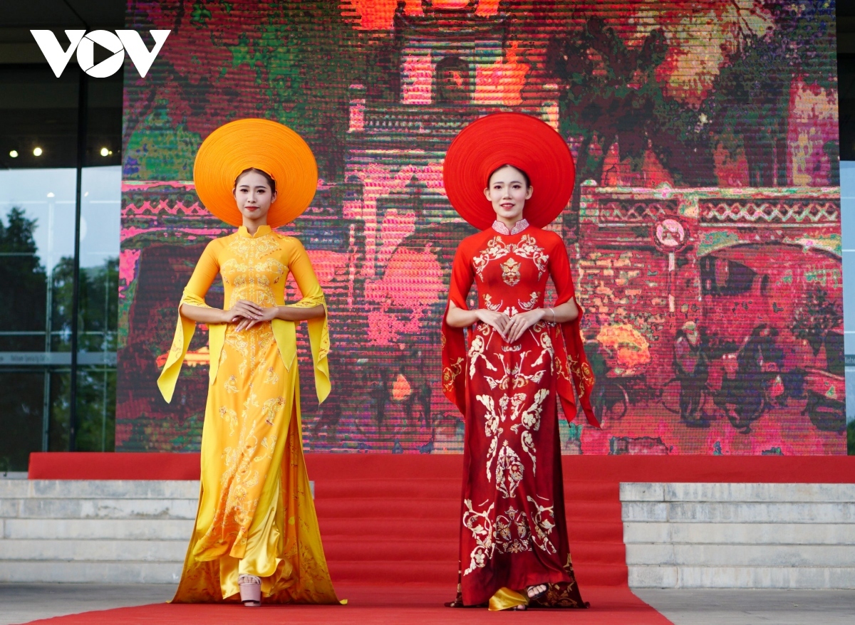 miss vietnam 2010 ngoc han to join first-ever ao dai parade in hanoi picture 1