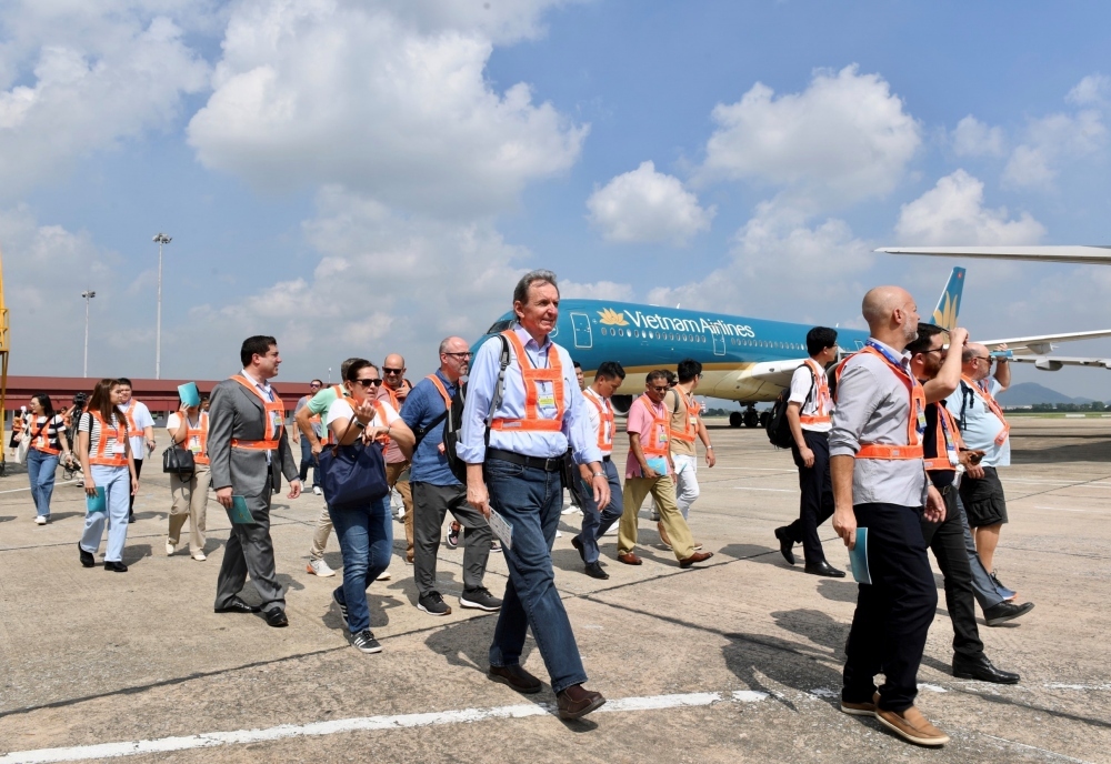 aviation experts visit aircraft maintenance centre in hanoi picture 1