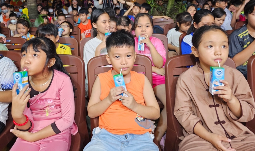 sua co gai ha lan thap sang niem vui tet trung thu cho tre em binh duong hinh anh 2