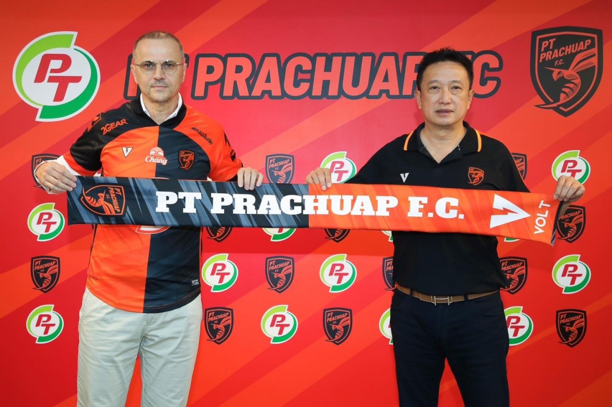 hlv bandovic tro lai thai lan cam quan sau khi bi ha noi fc sa thai hinh anh 1