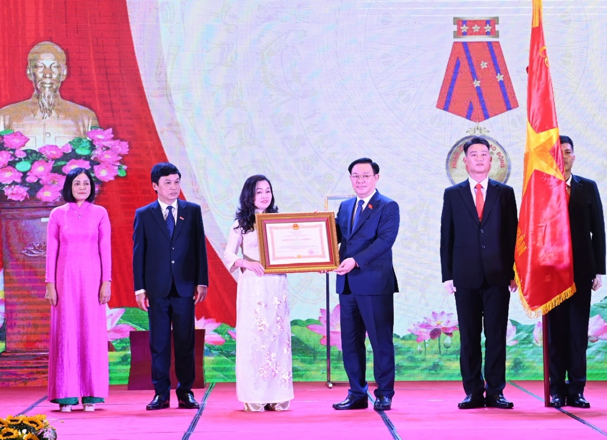 Báo Đại biểu Nhân dân đón nhận Huân chương Lao động hạng Nhất