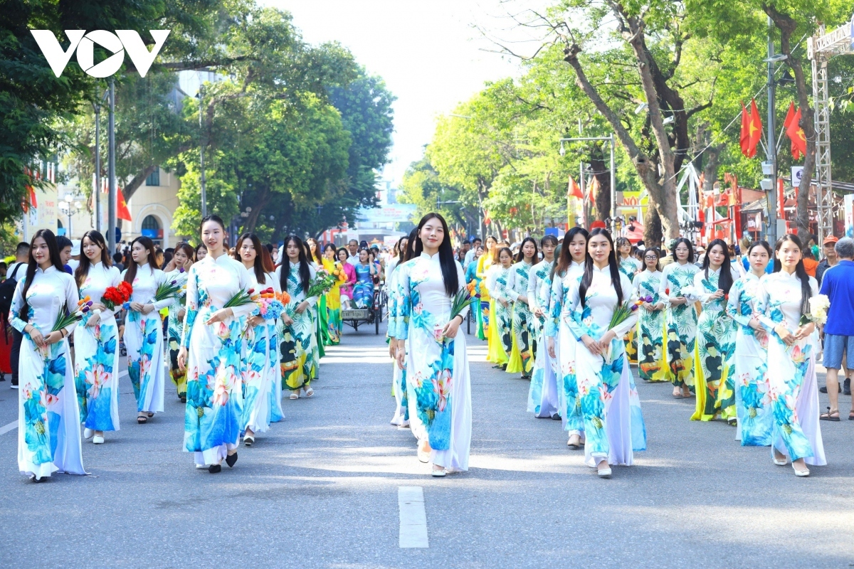 autumn carnival excites crowds in hanoi picture 2
