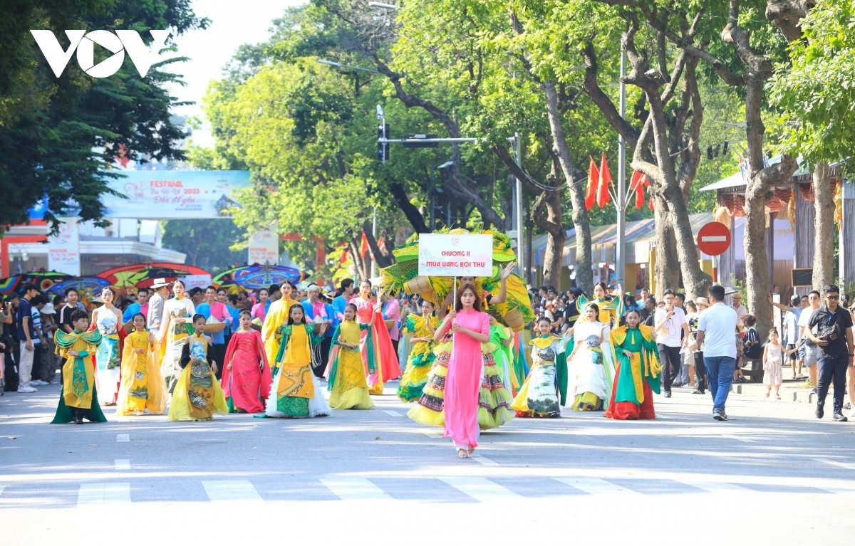 autumn carnival excites crowds in hanoi picture 4