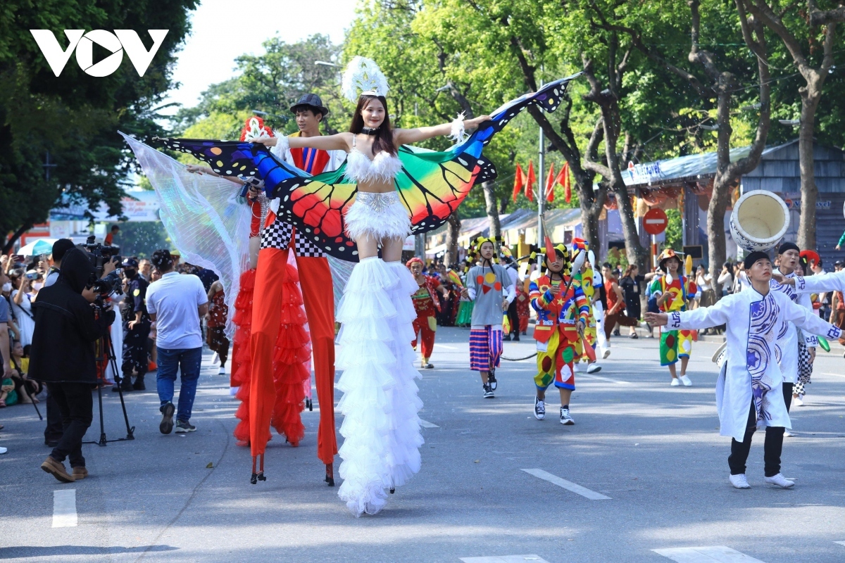 autumn carnival excites crowds in hanoi picture 5