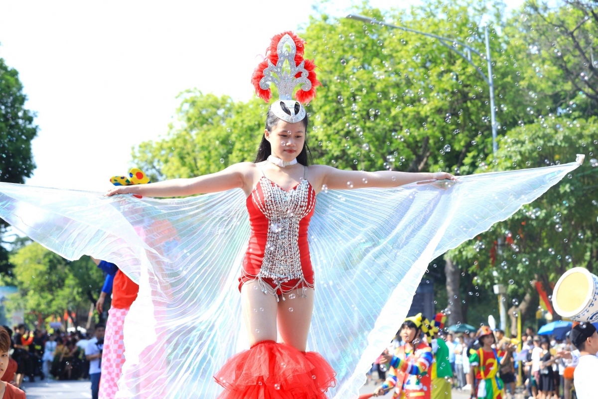 autumn carnival excites crowds in hanoi picture 8