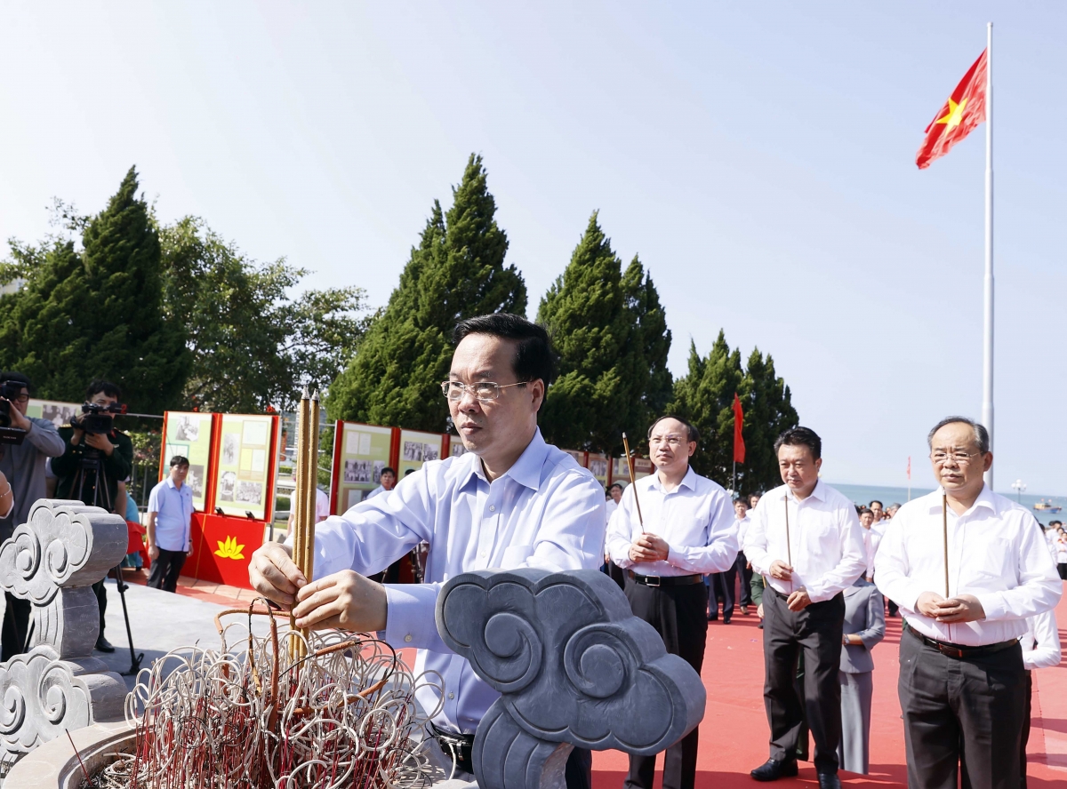 Chủ tịch nước Võ Văn Thưởng thăm quân và dân huyện đảo Cô Tô