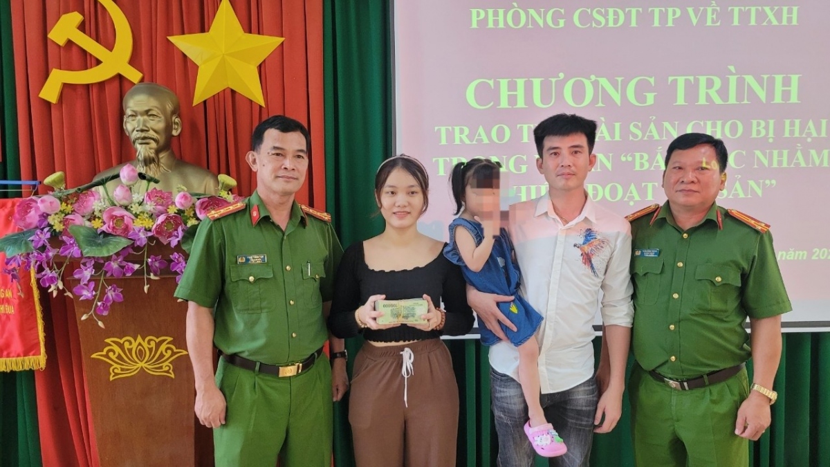 vu be gai bi bat coc cong an long an thu hoi 975 trieu dong tra gia dinh hinh anh 1