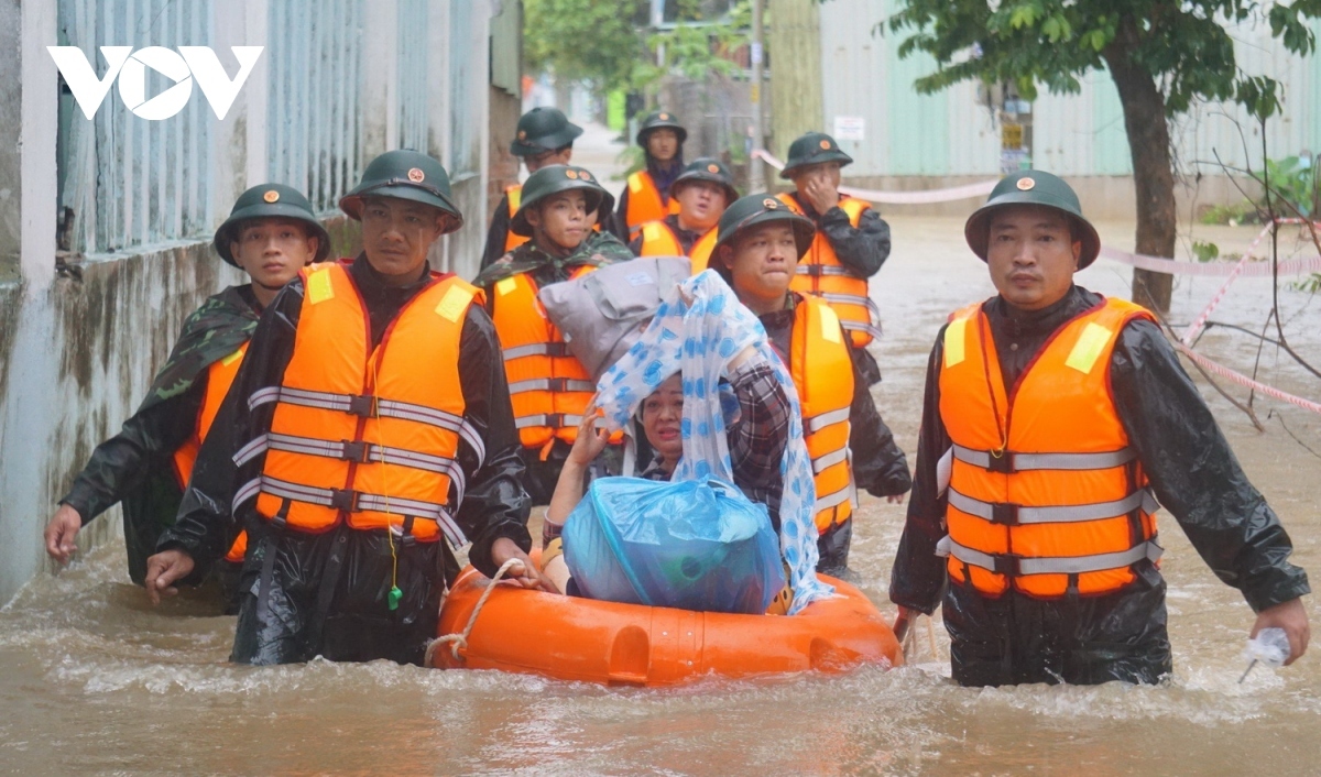 da nang streets submerged once more following hours of heavy rainfall picture 7