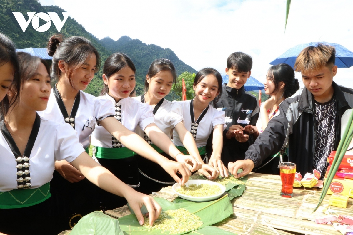 white thai ethnic people celebrate young rice festival picture 12
