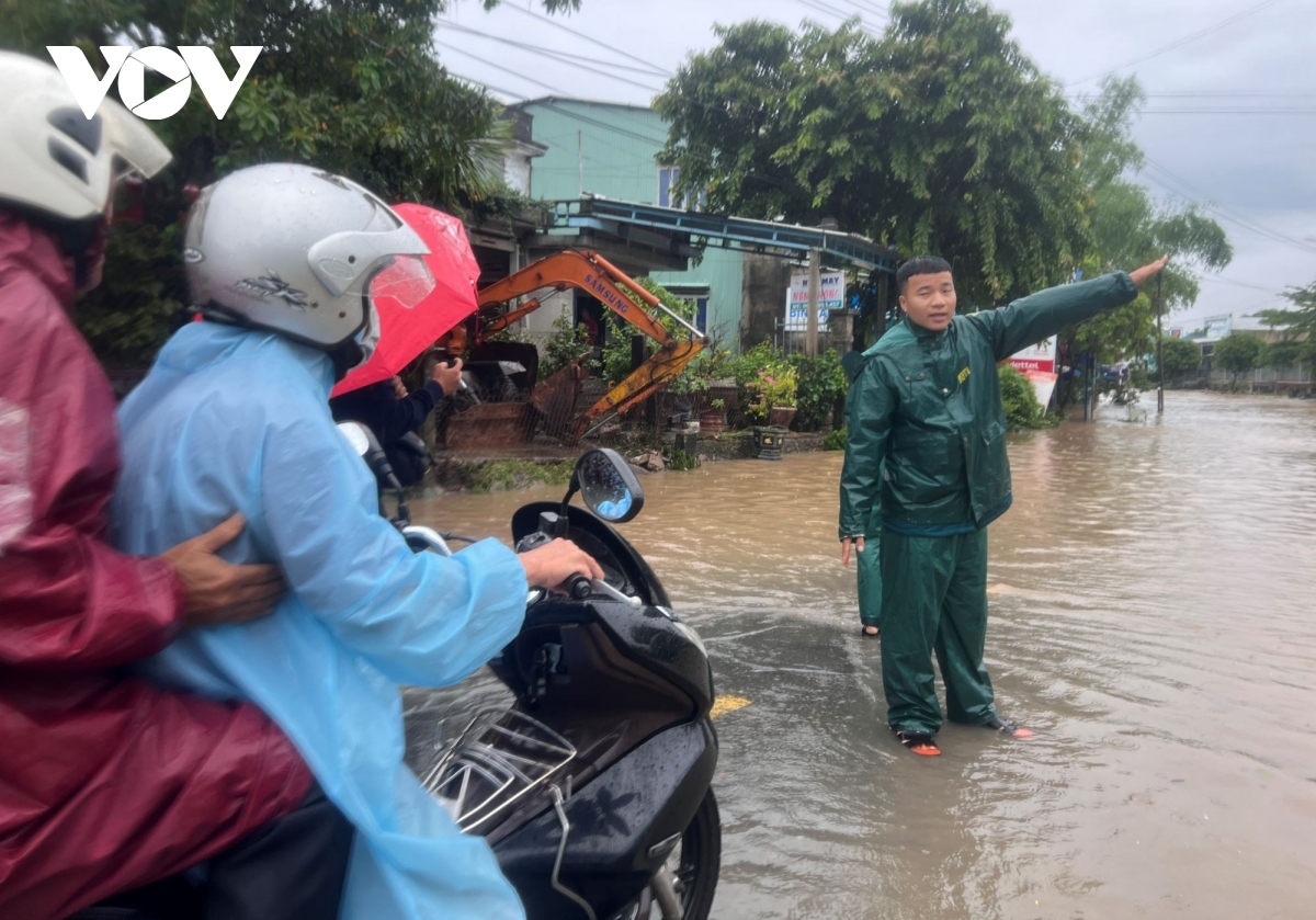 flood alert raised in central vietnam as heavy rain continues hitting region picture 2