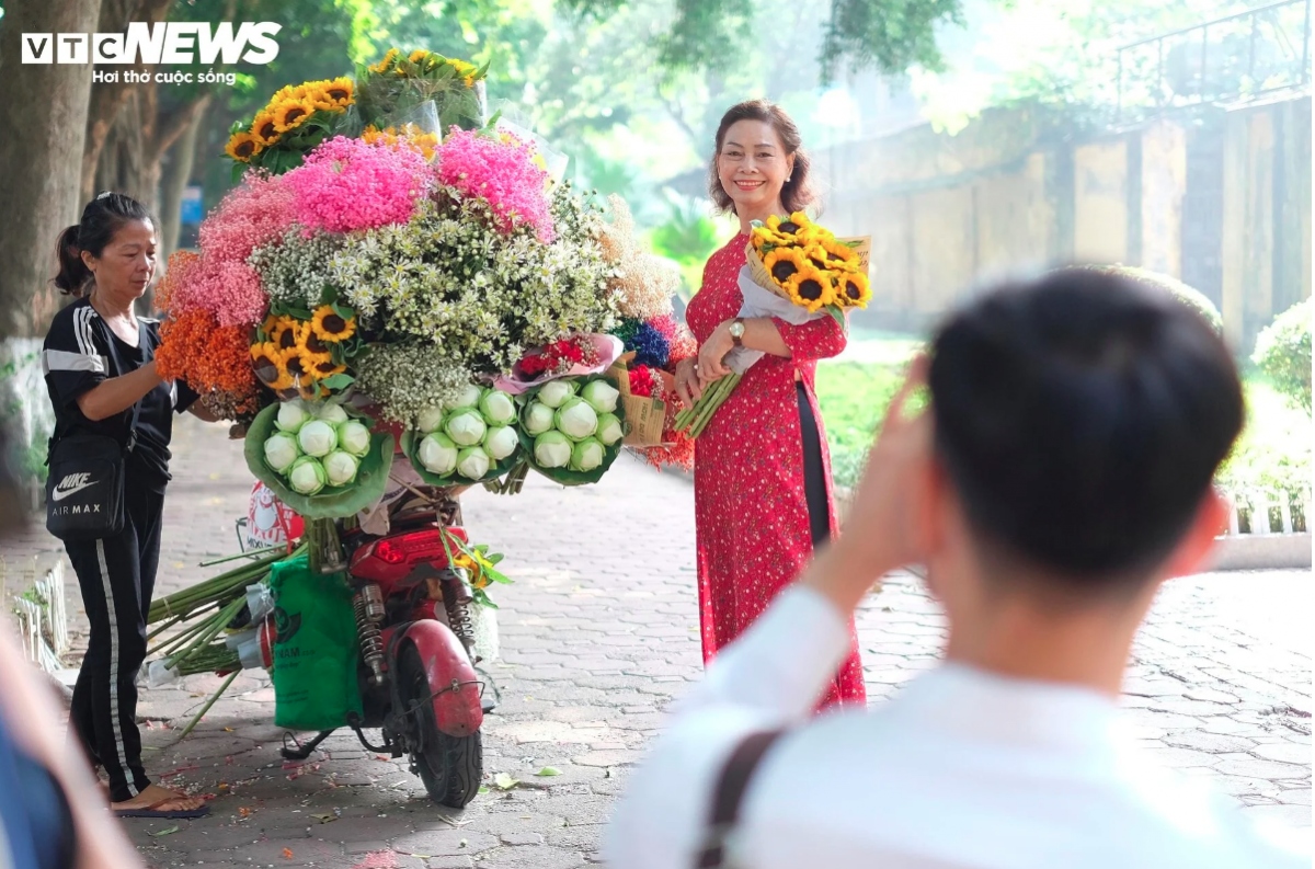 hanoi streets dotted with daisies as winter approaches picture 3