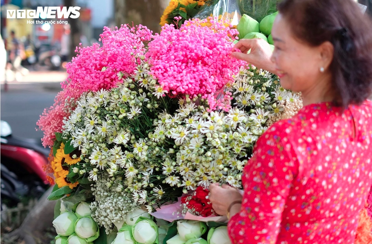 hanoi streets dotted with daisies as winter approaches picture 8