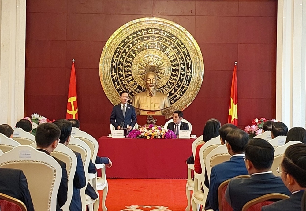 president meets staff of vietnamese representative agencies in beijing picture 1