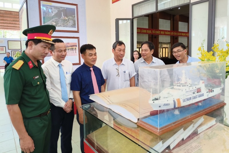 exhibition highlights vietnamese sovereignty over seas and islands picture 1