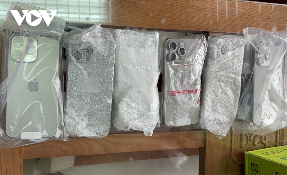20 iphones 15 smuggled from thailand seized at da nang airport picture 2