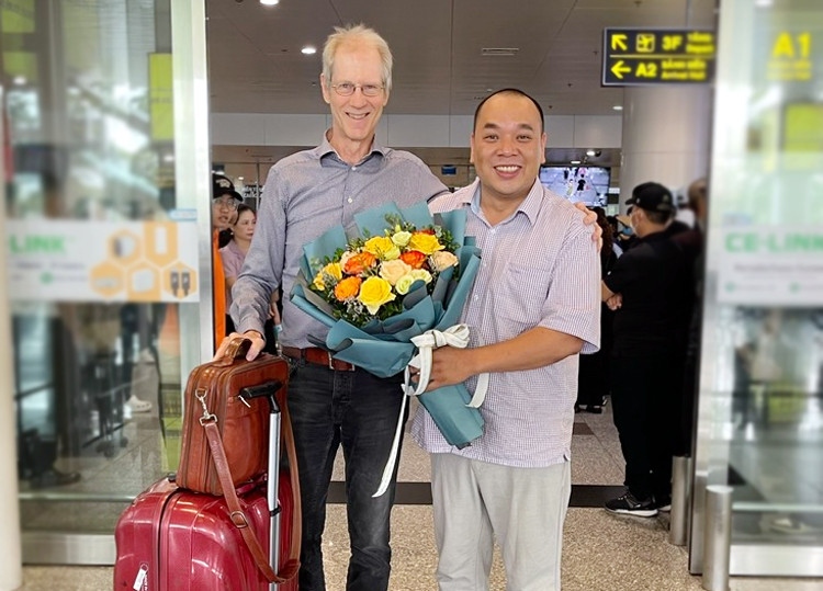 world famous pianist h kan rydin arrives in vietnam for jazz concert picture 1